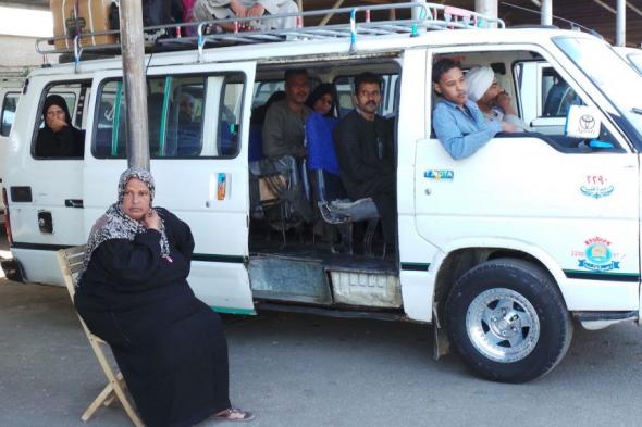 شاهد بالفيديو.. طلب منه أن يقف له في محطته لكن السائق حاول استفزازه.. “رباطابي” في مصر يرد على سائق “ميكروباص” بطريقة ساخرة أضحكت الركاب والمتابعين