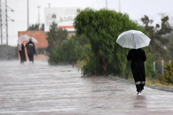 أجواء عسير الباردة تفرض "مظلات المطر" في أشهر الصيف