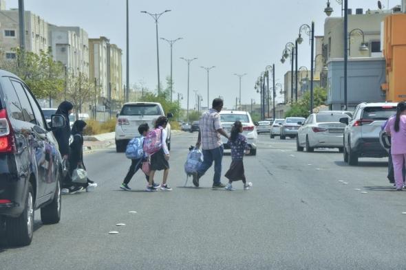 بالأسبوع الأول.. "اليوم" ترصد الازدحام أمام المدارس والعبور "غير آمن"