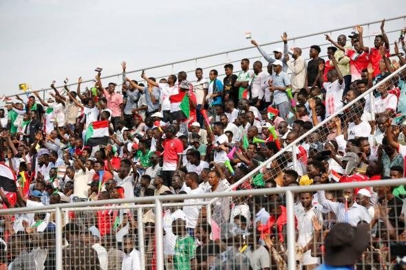 شاهد بالفيديو.. جمهور جنوب السودان يؤازر منتخب السودان بقوة في مباراته ضد النيجر ويهتف ويغني للاعبين بعبارة البرهان الشهيرة (دبل ليهو)