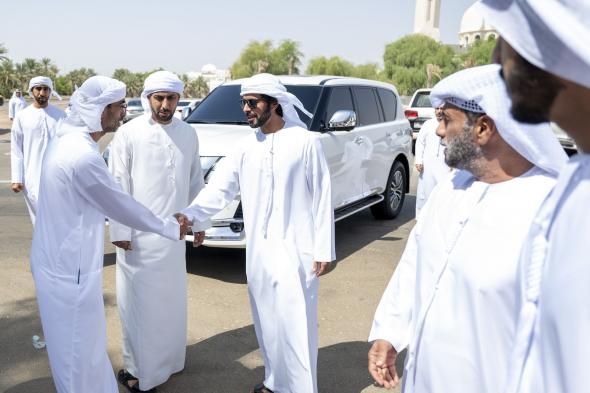 الامارات | خليفة بن طحنون بن محمد يُقدم واجب العزاء في وفاة زوجة أحمد بن حميد المنصوري