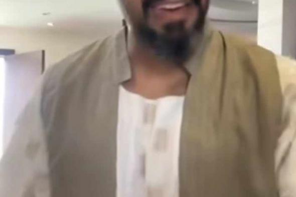 شاهد بالصورة والفيديو.. ناشط سعودي يحتفل بالعيد الوطني للملكة بالزي السوداني الأنيق (الجلابية والطاقية والسديري والمركوب) ويؤكد: (هذا الطقم كلفني 1250 ريال)