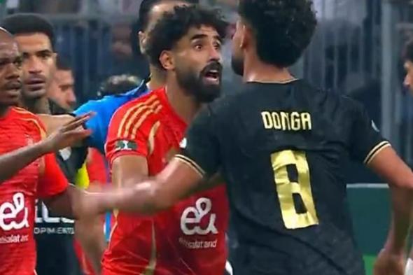 قبل ضربة الجزاء.. تفاصيل مشادة اللاعبين وتوقف مباراة الأهلي والزمالك (فيديو)