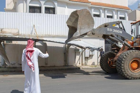 الطائف.. إزالة مظلات السيارات المخالفة ضمن جهود تحسين المشهد الحضري