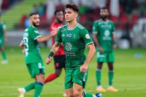 الأهلي يتقدم على الهلال بهدف مبكر في الكلاسيكو السعودي