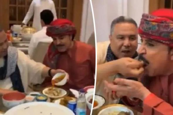 محمد عبده يستضيف عبدالله بالخير في منزله الجديد.. ويطعمه بيده!