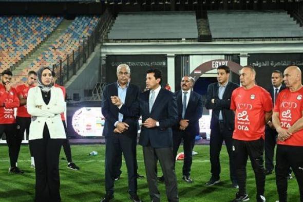 وزير الشباب والرياضة يؤازر المنتخب الوطني قبل مواجهة موريتانيا