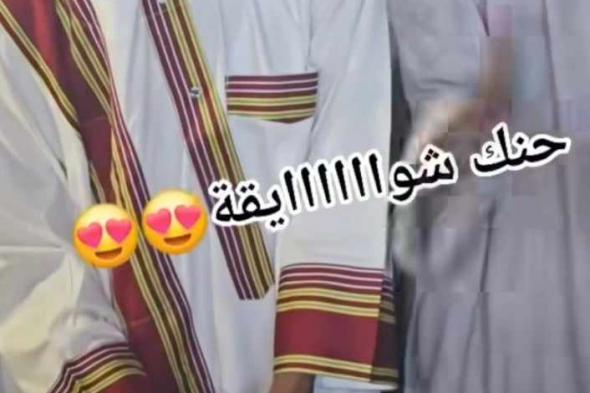 شاهد بالصورة والفيديو.. عريس “شايقي” يعزف “الطمبور” عبر هاتفه.. يشعل حفل زواجه والحاضرون يتفاعلون مع إبداعاته برقصات هستيرية