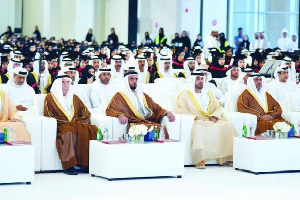 الامارات | سيف بن زايد يشهد حفل تخريج الدفعة الـ 43 من طلبة جامعة الإمارات