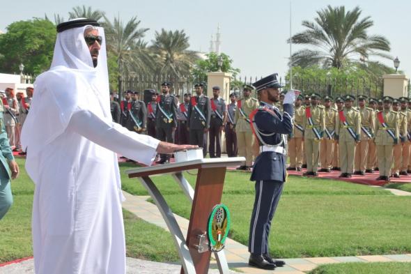 الامارات | سيف بن زايد يرفع علم الدولة على سارية مبنى "الداخلية"