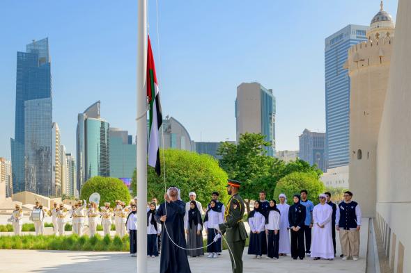 الامارات | رئيس الدولة يرفع علم الإمارات على سارية قصر الحصن في أبوظبي