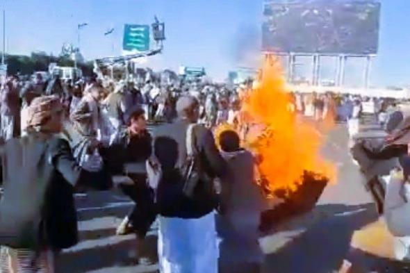 صنعاء.. مواطن يحرق نفسه بميدان السبعين احتجاجاً على مصادرة الحوثيين أرضه (فيديو)