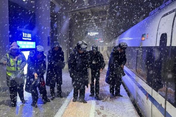 صور| الجليد يكسو شوارع مدن صينية بعد تحذير من عواصف شديدة