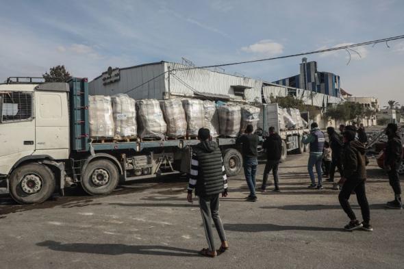 استشهاد طفل في الضفة واستخراج عشرات الجثامين من تحت الأنقاض بغزة